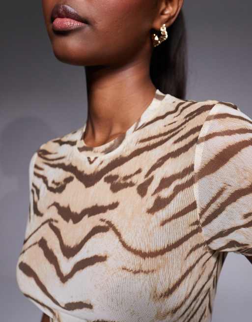 Good American - T-shirt mini in rete marrone con stampa tigrata, 3 di 4