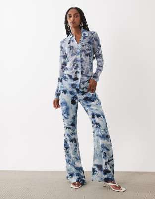 Good American v waist chiffon flare trouser co-ord in blue floral