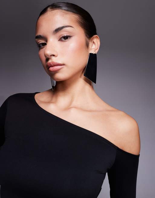 Good American weightless sculpted off the shoulder long sleeve top in black, 4 of 4