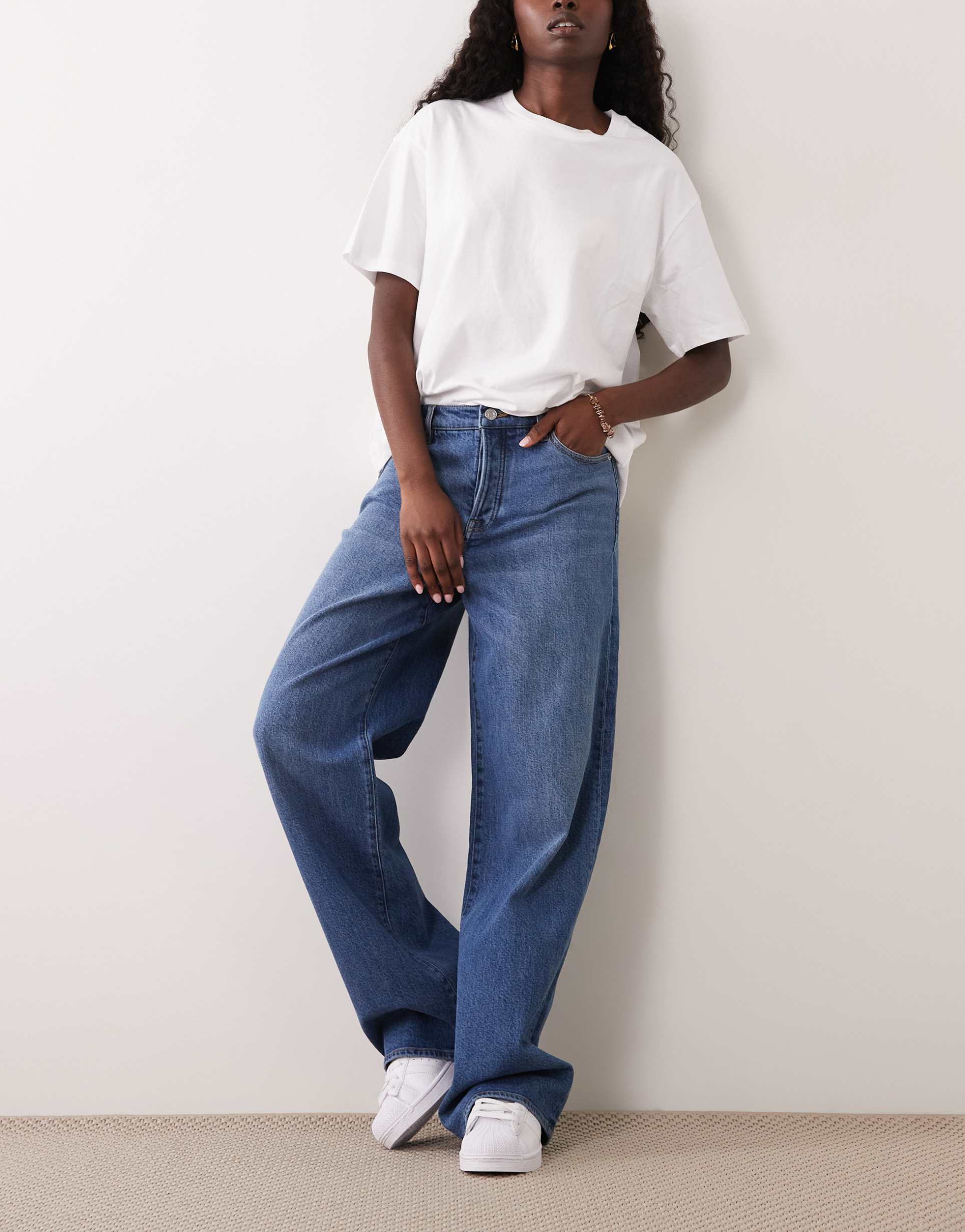 good american wide leg jeans in vintage wash blue