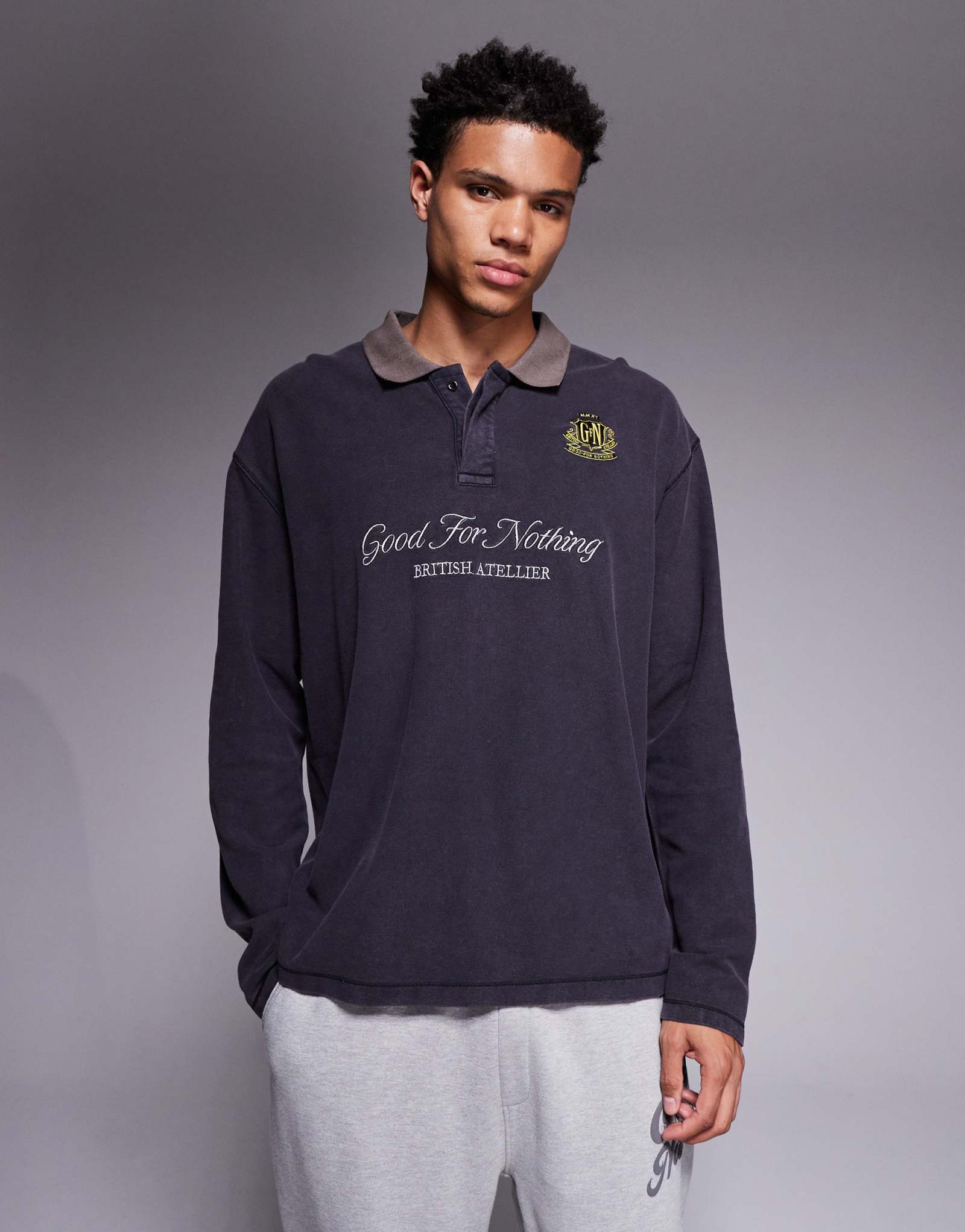 Ни на что не годная черная рубашка поло свободного покроя с длинным рукавом и контрастным воротником