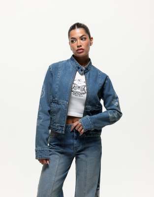 Good For Nothing - Jeansjacke in Blau mit Schmetterlingsdetail in Stempel-Optik