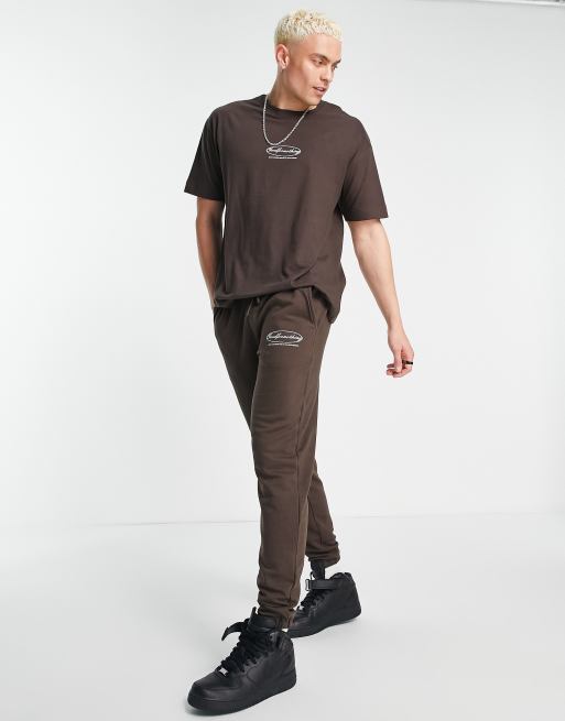 Good For Nothing - Ruimvallende jersey joggingbroek in bruin met embleemprint op de voor- en achterkant, deel van co-ord set