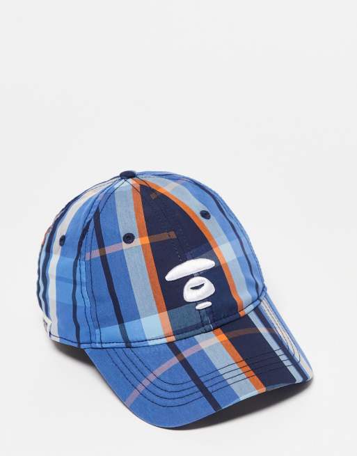Gorra a cuadros azules con logo de AAPE