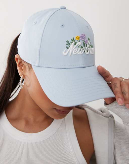 Gorra azul con bordado con cuentas de flor y logo de texto 9Forty de New Era