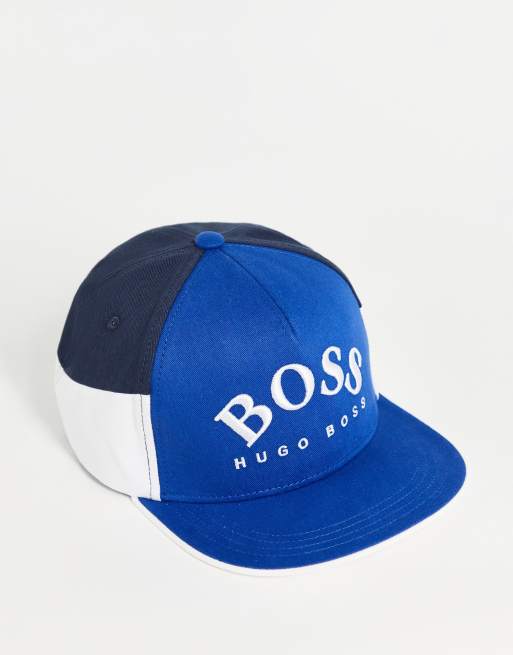 Gorra azul con botón de presión, diseño color block y logo grande de BOSS
