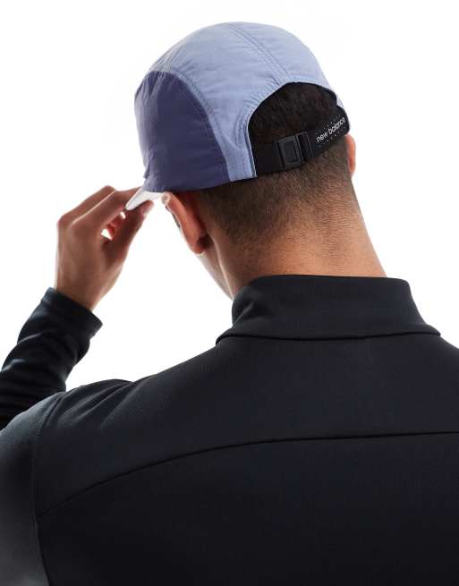 Gorra azul con diseño de 5 paneles Performance de New Balance, 2 de 3
