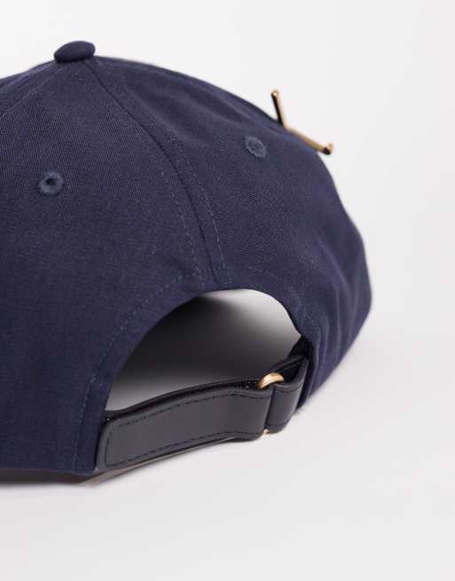 Gorra azul marino con logo de texto y detalle de insignias de Tommy Hilfiger, 2 de 3