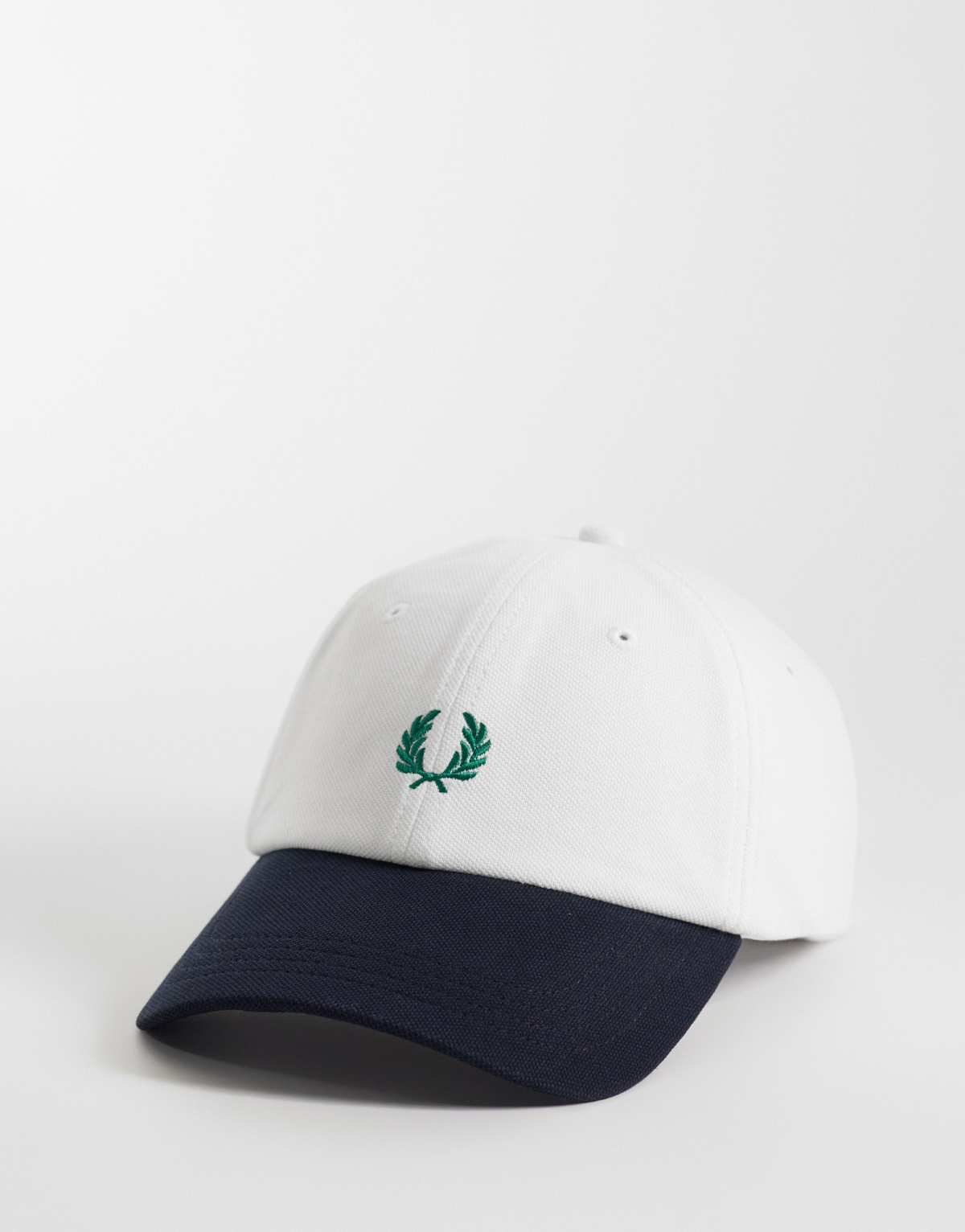 Fred Perry Gorra azul marino y blanca con diseño color block de piqué de