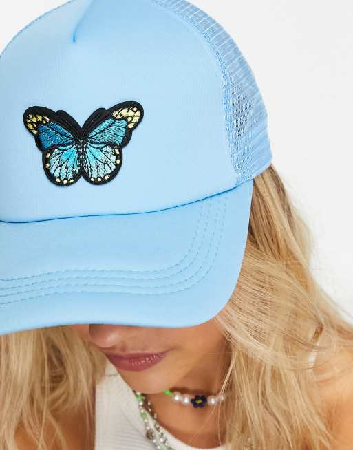 Gorra azul pastel estilo camionero con logo de mariposa de My Accessories London, 2 de 4