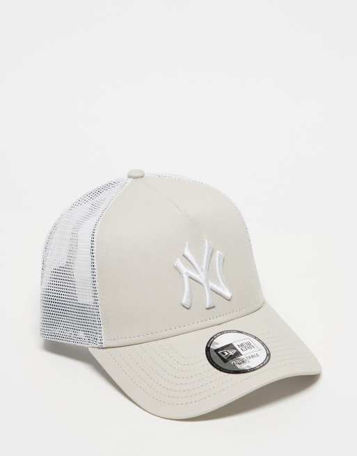 Gorra beis con detalle de los NY Yankees y diseño estilo camionero en contraste 9Forty de New Era