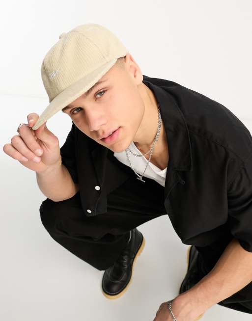 Gorra beis con logo de pana Bold de Obey