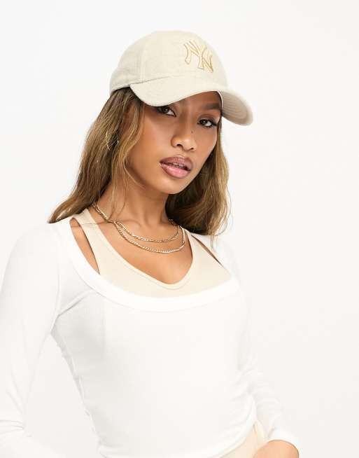 Gorra beis de tejido de rizo con detalle 