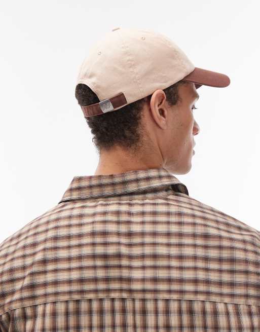 Gorra beis y marrón con logo apilado volador y diseño de 6 paneles de New Balance, 3 de 3