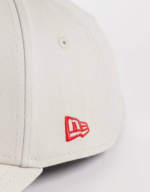 Gorra beis y roja básica con logo de los NY Yankees 9Forty de New Era, 2 de 3