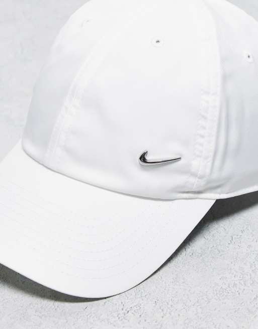 Gorra blanca del logo de metal de Nike | ASOS