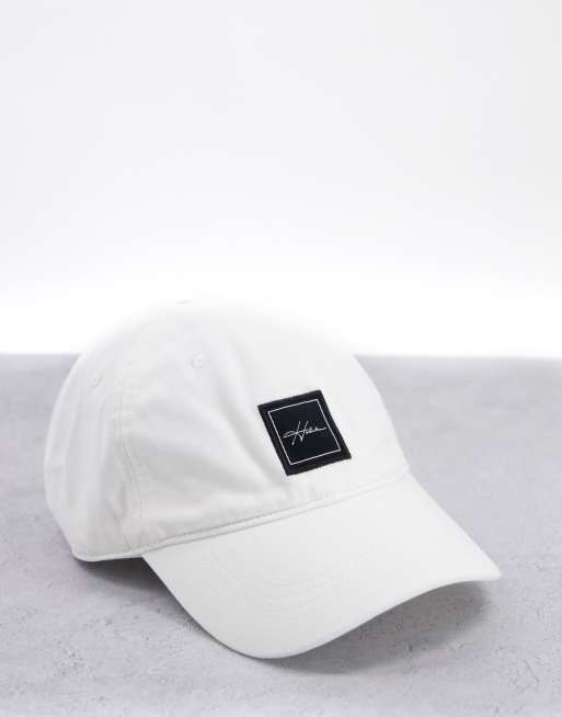 Gorra blanca con logo de texto de Hollister