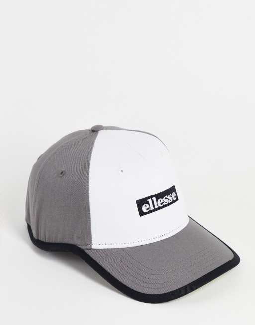 Gorra blanca y gris con diseño color block de ellesse 