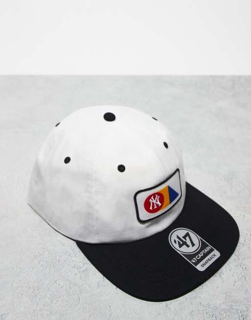 Gorra blanca y negra con logo de colores primarios de los NY Yankees de 47 Brand 