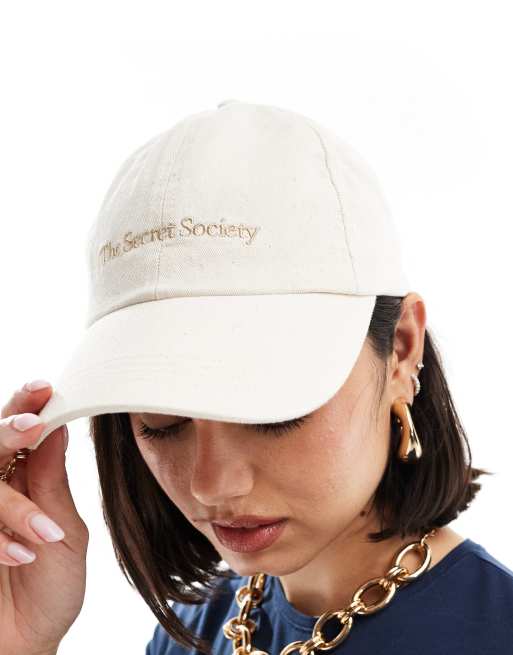 Gorra blanco hueso con estampado de texto de Mango 
