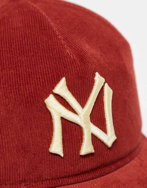 Gorra burdeos de estilo golf con diseño de los NY Yankees de pana de New Era, 2 de 3