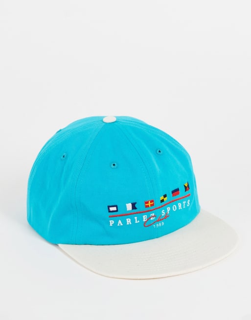 Gorra color aguamarina y beis con diseño de 6 paneles y logo bordado de pana Jennings de Parlez