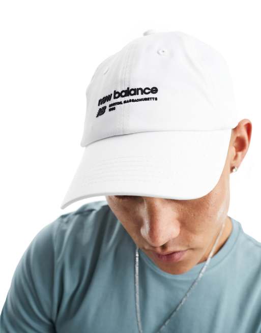 Gorra color avena con logo lineal de New Balance