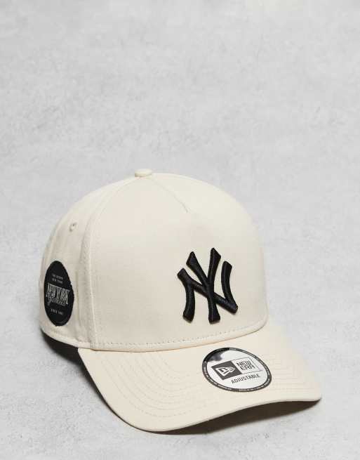 Gorra color crema con diseño de los NY Yankees E-Frame de New Era