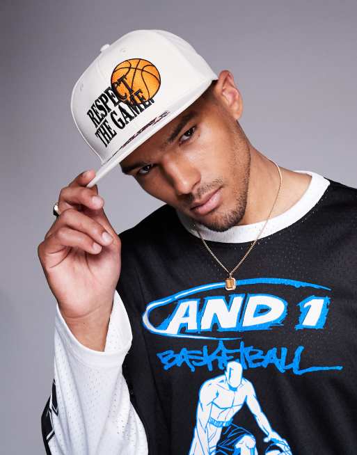 Gorra color crema con motivo deportivo y logo de AND1