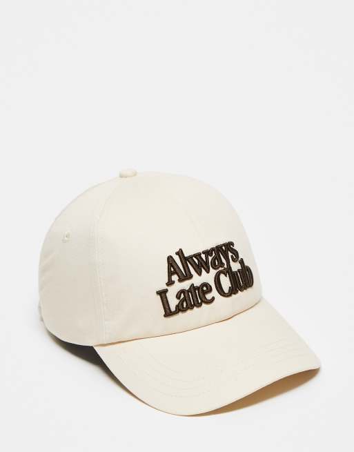 Gorra color crema con texto de Prohibited