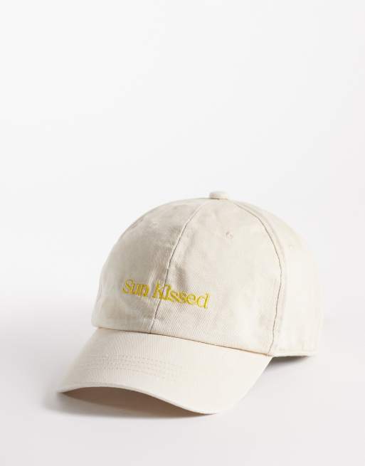 Gorra color crema con texto 