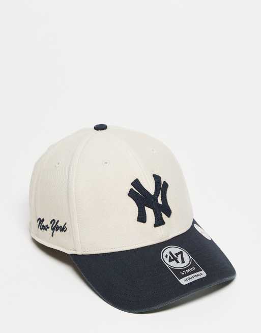 Gorra color crema con visera en contraste y diseño de los NY Yankees Clean Up de 47 Brand