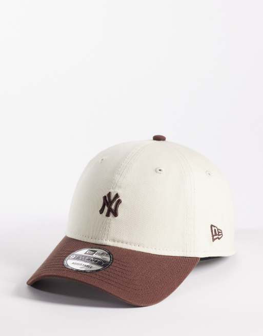 Gorra color crema y marrón con visera en contraste y logo pequeño de los NY Yankees 9Twenty de New Era
