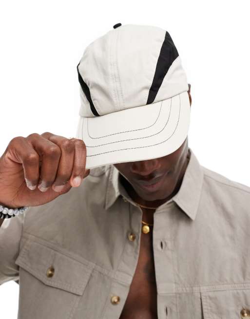 Gorra color crudo con paneles negros en contraste de nailon de ASOS DESIGN