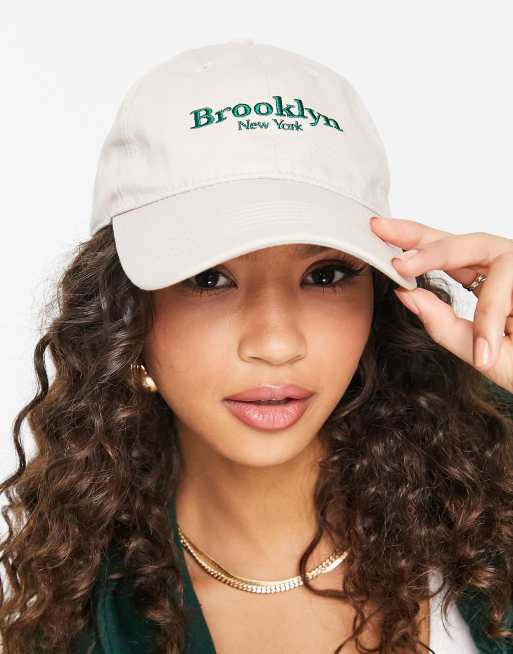Gorra color piedra con estampado 