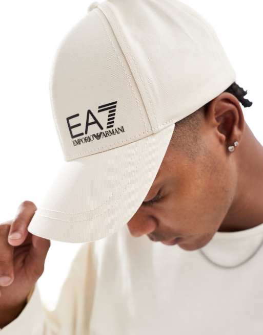 Gorra color piedra con logo de EA7
