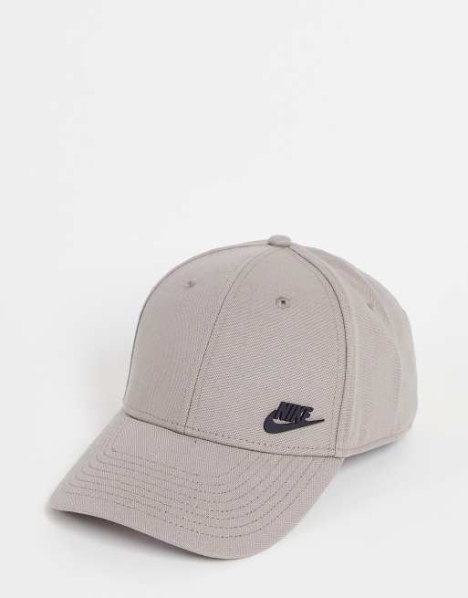 Gorra color piedra con logo L91 Metal Futura de Nike