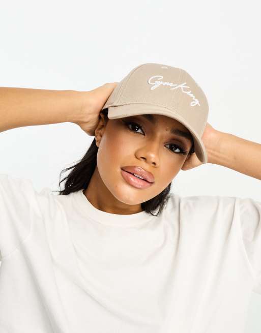 Gorra color piedra con texto de la marca Gym King