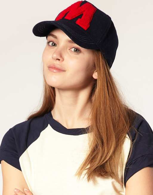 Gorra-con-letra-universitaria-de-ASOS