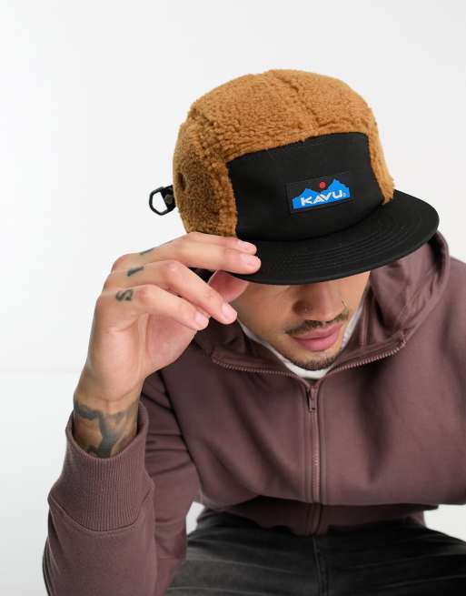 Gorra de 5 paneles color tostado de borreguito Fur Ball de Kavu