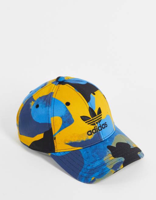 Gorra de béisbol azul con estampado de camuflaje y logo gráfico de adidas Originals