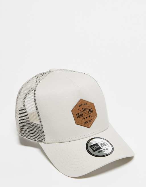Gorra de béisbol beis de estilo camionero con parche 9Forty Heritage de New Era