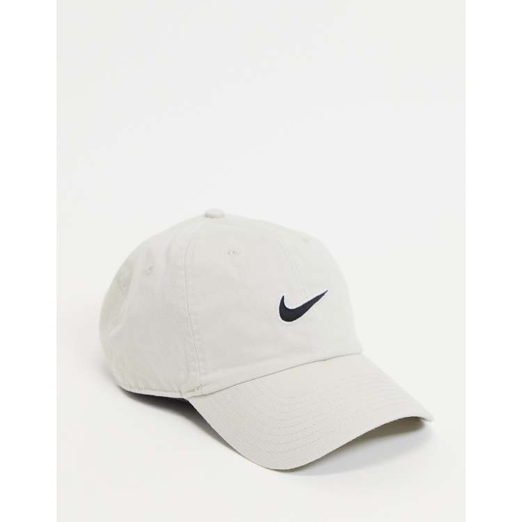 Gorra de b isbol en color hueso con el logo de Nike ASOS
