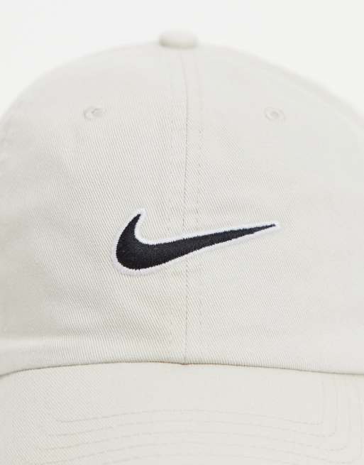 Gorra de b isbol en color hueso con el logo de Nike ASOS