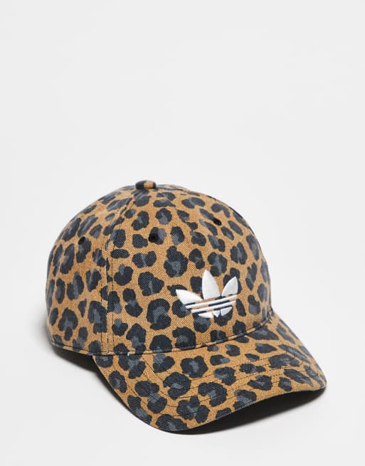 Gorra de béisbol marrón bronce y negra con diseño de leopardo de adidas Originals