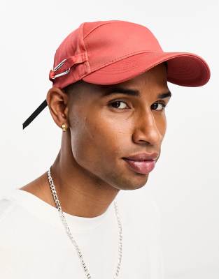 Gorra de béisbol naranja tostado con detalle de mosquetón de SVNX