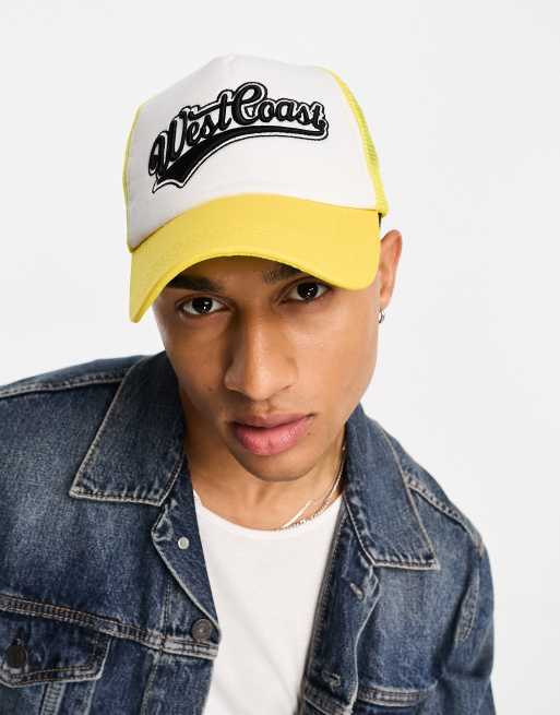 Gorra de camionero amarilla con detalle de texto de SVNX