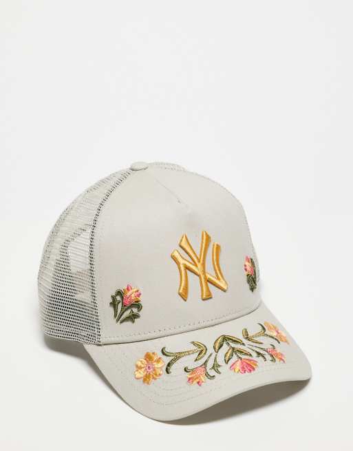 Gorra de camionero beis multicolor con diseño floral e icono de los NY Yankees de New Era
