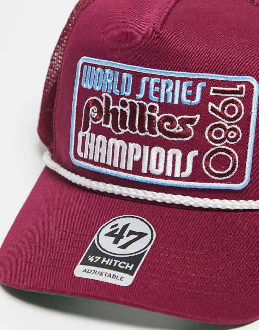 Gorra de camionero burdeos con detalle de parche World Series de 47 Brand, 2 de 3