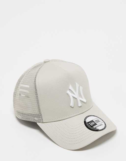 Gorra de camionero color crudo de los NY Yankees con parte trasera de malla de New Era